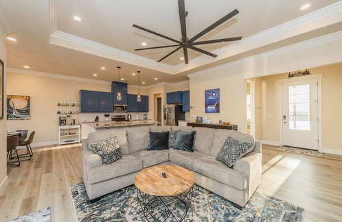Redding Casa | **NEW Luxury 4Bdrm Home / Adventure Base Camp**