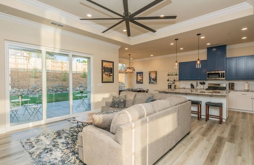 Redding Casa | **NEW Luxury 4Bdrm Home / Adventure Base Camp**