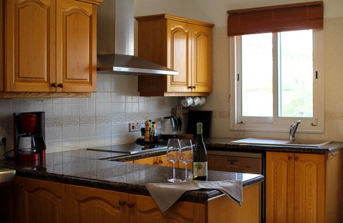Chlorakas Villa | ¡NUEVO! Lujosa villa de 8 dormitorios con magnífica terraza en la azotea, a 100 metros del mar.