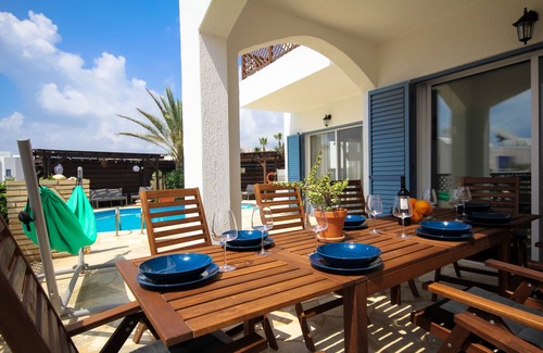 Chlorakas Villa | ¡NUEVO! Lujosa villa de 8 dormitorios con magnífica terraza en la azotea, a 100 metros del mar.