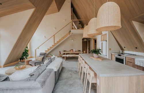 Bethel Casa | *NEW* Luxury A-Frame by Sunday River w/ hot tub