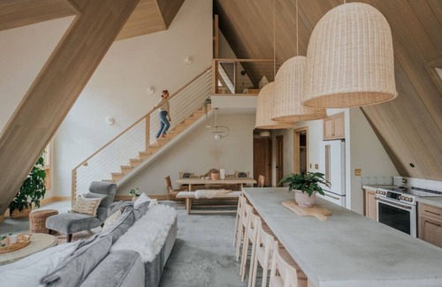 Bethel Casa | *NEW* Luxury A-Frame by Sunday River w/ hot tub