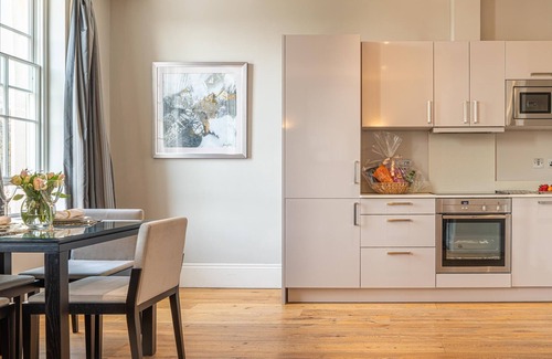 Upper Town Apartamento | New luxury apartment 5 min walk to the Royal Crescent/centre. Ideal for families