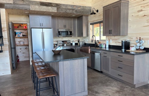 Island Park Cabina | New Luxury Cabin, Hot Tub, Teton Views - 4 Full Bath, Huge Family Room