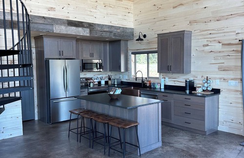 Island Park Cabina | New Luxury Cabin, Hot Tub, Teton Views - 4 Full Bath, Huge Family Room
