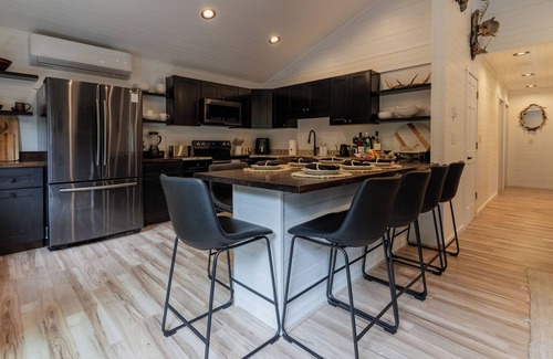 Albrightsville Chalet De Esquí | New! Luxury Chalet-Sauna-Hot Tub-Pac Man.Lake & Beach Access-Courts-Playground