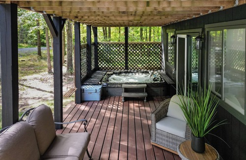 Albrightsville Chalet De Esquí | New! Luxury Chalet-Sauna-Hot Tub-Pac Man.Lake & Beach Access-Courts-Playground