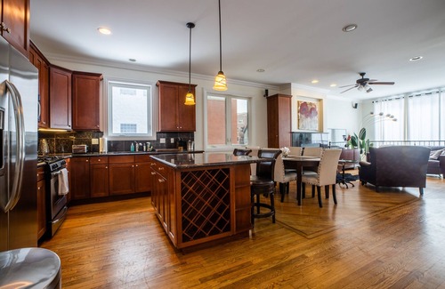Ukrainian Village Condominio | NEW LUXURY CONDO WITH PATIO DECK