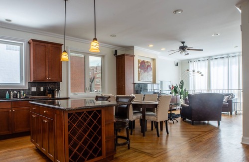 Ukrainian Village Condominio | NEW LUXURY CONDO WITH PATIO DECK