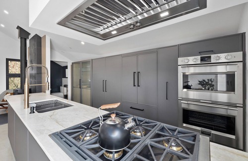 Grandview-Woodland Casa | New Luxury Duplex - Live like a local in the lively Commercial Dr neighbourhood!