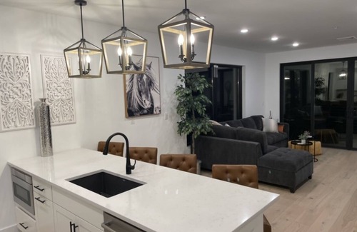 Saratoga Springs Condominio | New Luxury End Condo Unit