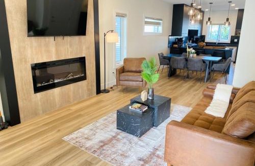Jasper Place Casa | NEW Luxury Family Friendly Entire House Near Downtown WEM, 3 Bedrooms