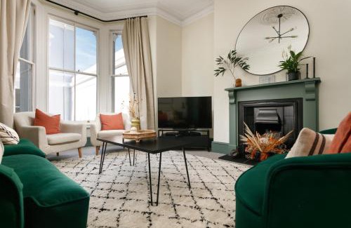 Barbican Casa | NEW LUXURY for 2024 - Central Plymouth House - Sleeps 10 - Access to Plymouth Town - Close to The Barbican - Pets welcome - Parking Available - By Luxe Living by Sophia