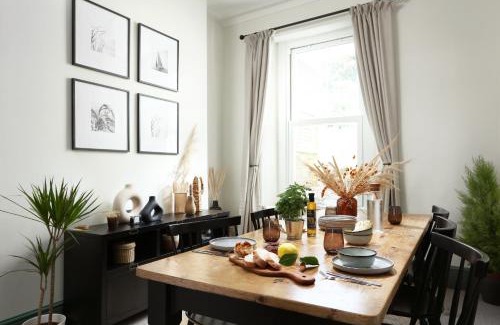 Barbican Casa | NEW LUXURY for 2024 - Central Plymouth House - Sleeps 10 - Access to Plymouth Town - Close to The Barbican - Pets welcome - Parking Available - By Luxe Living by Sophia
