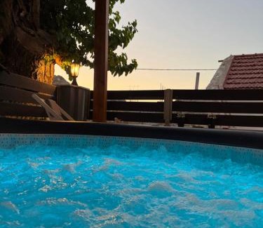 Salakos Casa | New - Luxury Getaway with Jacuzzi Platanos House - Salakos