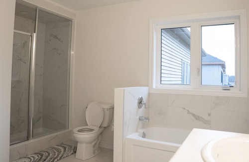 Brantford Casa | New Luxury Home in Paris/ Brant- Executive Rentals