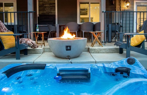 Alta Casa | New luxury home in the Sierra Mountains, hot tub