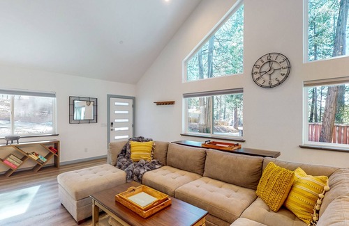 Alta Casa | New luxury home in the Sierra Mountains, hot tub
