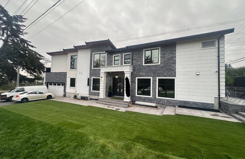 Surrey Newton Casa | New luxury home with a massive private backyard