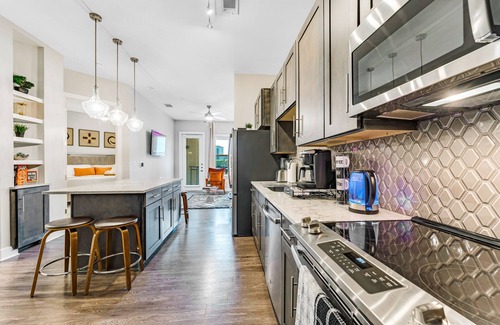 Las Colinas Apartamento | ⭐️New⭐️ Luxury King Suite Near Airport | Lake View | Fast WIFI | FREE Parking