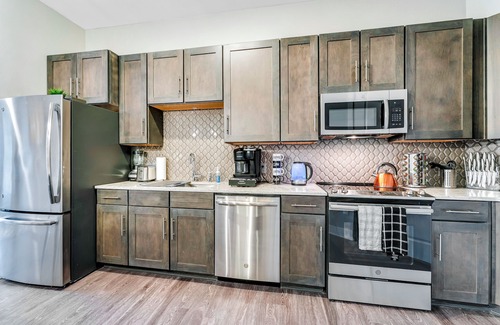 Las Colinas Apartamento | ⭐️New⭐️ Luxury King Suite Near Airport | Lake View | Fast WIFI | FREE Parking