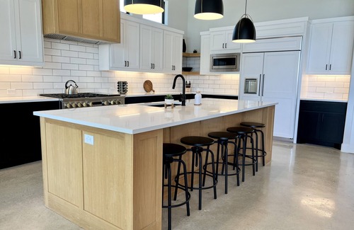 Kingsland Casa | NEW Luxury Lakefront Resort with 4 King Suites - Private Pool & Spa - Quiet Cove