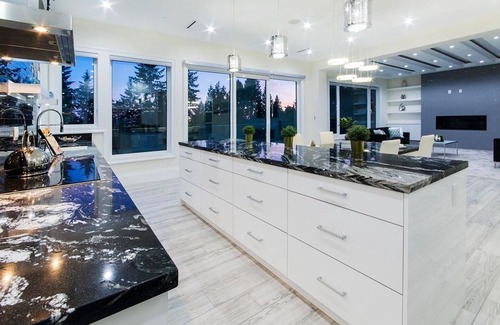 Hollyburn Casa | New Luxury Large Modern Home with Pool & Views
