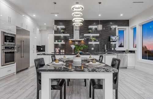 Hollyburn Casa | New Luxury Large Modern Home with Pool & Views