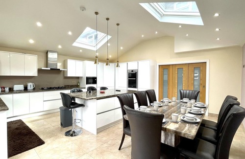 Tea Green Casa | New Luxury Modern House Near Airport Free Parking