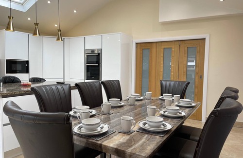 Tea Green Casa | New Luxury Modern House Near Airport Free Parking
