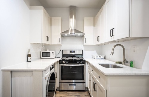 East Flushing Apartamento | NEW! Luxury Modern w/ Access to an Outdoor Kitchen Patio & Rooftop Terrace