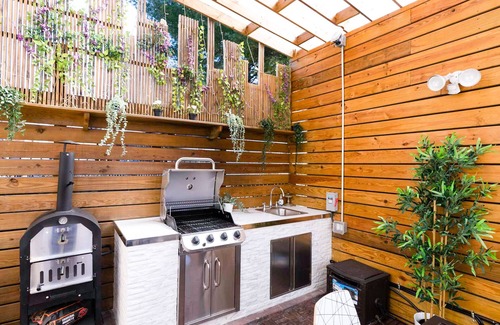 East Flushing Apartamento | NEW! Luxury Modern w/ Access to an Outdoor Kitchen Patio & Rooftop Terrace