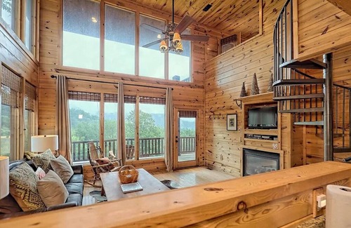 Bryson City Cabina | NEW! LUXURY MOUNTAIN CABIN, VIEWS, HOT TUB, FIRE PIT