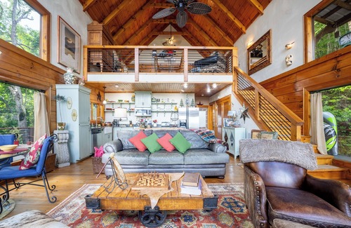 Robbinsville Cabina | NEW! Luxury Nantahala Cabin with Mtn Views, SoakTub, Fire Pit