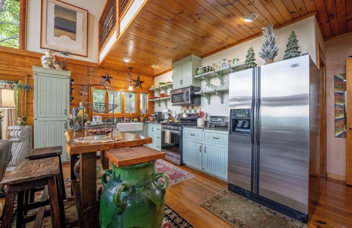 Robbinsville Cabina | NEW! Luxury Nantahala Cabin with Mtn Views, SoakTub, Fire Pit