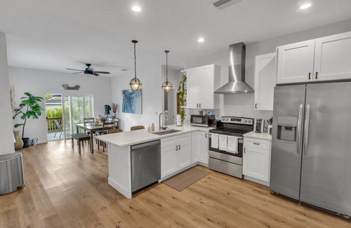 Meadowlawn Casa | NEW Luxury pool home w/hot tub, KING bed, close to beach, firepit