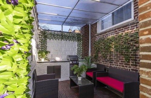 Queens Apartamento | NEW! Luxury Studio! Smart Home! Main St! w/ Free Parking!