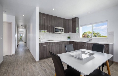 Portlock Casa | NEW! Makai Manor - AC, Hot Tub, Views!