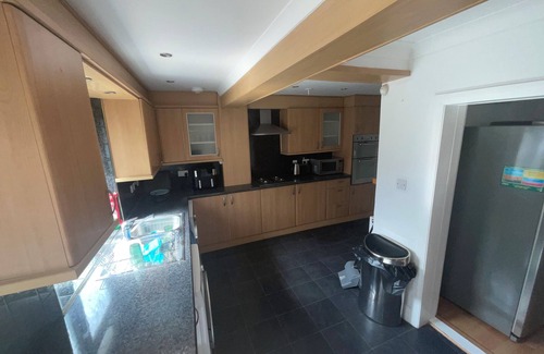 Coombe Vale Casa | New Malden - 4 Beds - Sleeps 8 - Garden - WiFi
