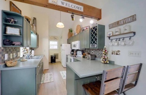 Beech Mountain Casa | NEW-Maple Leaf Lodge! 2min to Ski hills! Sleep12 with Fireplace