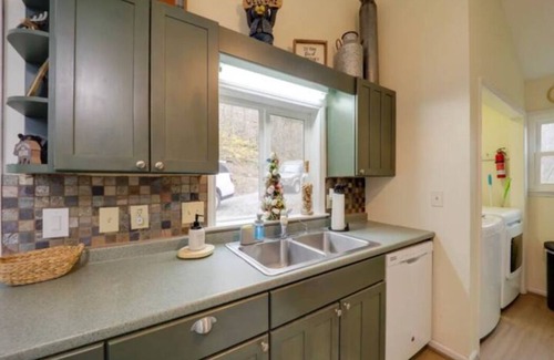 Beech Mountain Casa | NEW-Maple Leaf Lodge! 2min to Ski hills! Sleep12 with Fireplace