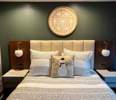 Peak 9 Apartamento | NEW! Marriott Slope View Ski in Ski out Luxury Studio Sleeps 4 Full kitchen, Amenities & Paid Parking