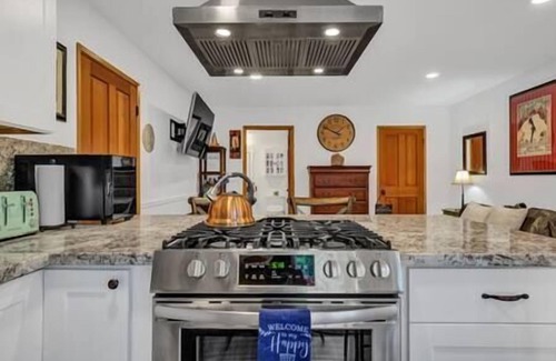 Los Gatos Otro | NEW! May’s log cabin luxury studio farm stay.