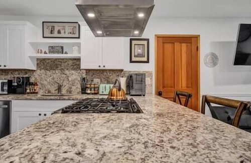 Los Gatos Otro | NEW! May’s log cabin luxury studio farm stay.