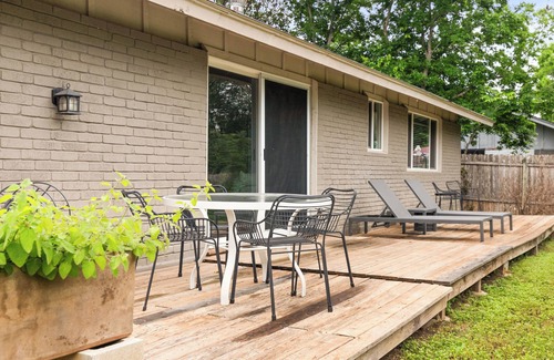 East Congress Casa | NEW! Mid Century Gem - Office, Sleeps 6, Private