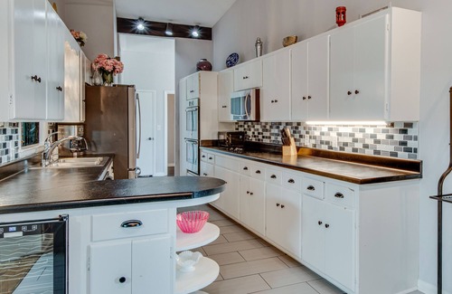 Madison Casa | New! Mid Century Modern 10 min from downtown, large, private yard