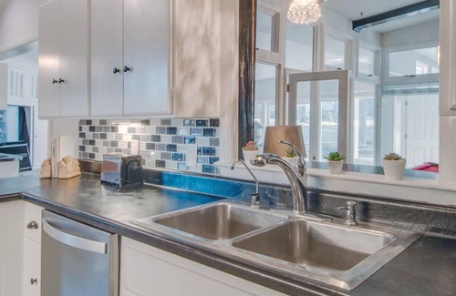 Madison Casa | New! Mid Century Modern 10 min from downtown, large, private yard