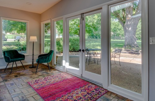 Madison Casa | New! Mid Century Modern 10 min from downtown, large, private yard