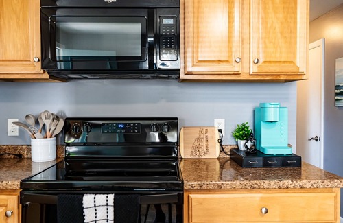 Manchester Apartamento | NEW - Mins to Concord /Nashua - Full Fenced Backyard- 1st Floor- Laundry in unit