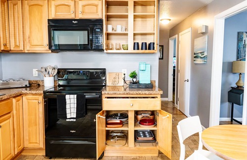 Manchester Apartamento | NEW - Mins to Concord /Nashua - Full Fenced Backyard- 1st Floor- Laundry in unit